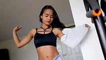 Athletic Fit Gym Babe séduit un colocataire pour un étirement anal pour la première fois après un entraînement de Pilates - Daniela Ortiz
