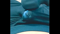 Masturbation d'un garçon pervers qui salit son pantalon avec du sperme après s'être fait venir par une machine de massage électrique dans son pantalon