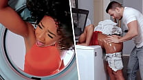 Tocando a mãe negra da minha namorada presa na máquina de lavar - MILFED