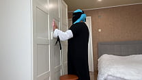 La moglie araba in hijab ha trovato un sex toy mentre puliva e si è arrapata