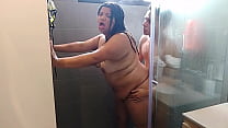彼は私と一緒にシャワーを浴びようと私を誘惑し、私が裸であるという事実を利用し、私が興奮するまで手で私のアソコと大きなお尻を触り始めました。素人カップルとして撮影したなんとセクシーなポルノビデオでしょう
