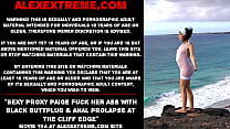La sexy Proxy Paige si scopa il culo con un buttplug nero e un prolasso anale sul bordo della scogliera