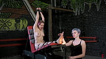 Astrid suona le suole di Fairy Fox in topless con il fuoco