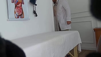 医師を殴る患者をカメラが撮影