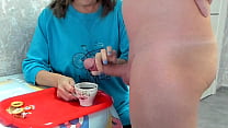 Бабушка-милфа пьет кофе с табу на сперму, огромная порция большого хуя