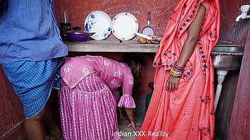 Indische Stieffamilie in der Küche XXX auf Hindi