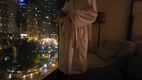 Mädchen masturbiert öffentlich am Hotelfenster