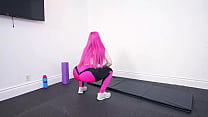 Cabelo rosa PAWG Lily Lou em calças de ioga ganha Creampie - 60FPS POV