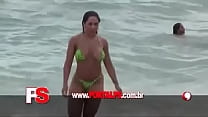 La donna del melone paga le tette sulla spiaggia