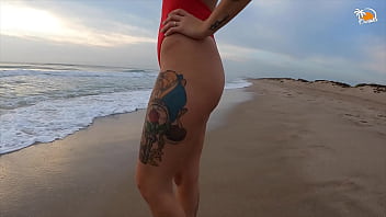 Pareja real divirtiéndose en una playa nudista. Sexy mamada mojada