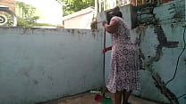 Eine ältere Frau arbeitet zu Hause und wird von einer jungen Lesbe unterbrochen, die ihre Muschi mit dem Mund ficken will
