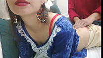 Desisaarabhabhi - La belle-mère partage un lit avec son beau-fils qui en a profité pour la toucher et l'attraper dans le cul alors qu'elle se reposait en audio hindi