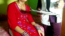 Der Arzt fickt die Muschi eines geduldigen Mädchens mit Hindi-Stimme