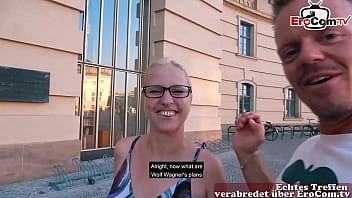 La vecina alemana soltera intenta una cita a ciegas en público y se la follan