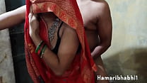 Индийская бхабхи наслаждается сексом в горячем красном сари.
