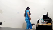 ultra viral !! Le médecin interroge sa patiente et après quelques questions, la patiente lui propose de faire du porno intense fait maison au cabinet de l'hôpital.