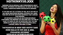 Hotkinkyjo im sexy roten Outfit nimmt riesige Eier in ihren Arsch und hat einen extremen Analprolaps