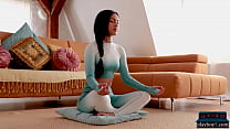 La pequeña MILF asiática Chloe Rose haciendo yoga y se desnuda para Playboy