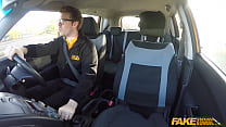 Fake Driving Instructor se folla a su linda joven estudiante pelirroja en el auto y le da un creampie