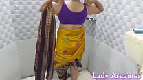 Desi madrastra con sari amarillo fue follada por su hijastro en el baño