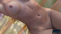 La belle MILF aux gros seins Kaitlynn Anderson se déshabille dans une piscine pour Playboy.
