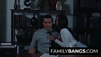 FamilyBangs.com ⭐ junge Frau verführt ihren Vater in seinem Heimbüro, Gina Valentina, Ramon Nomar