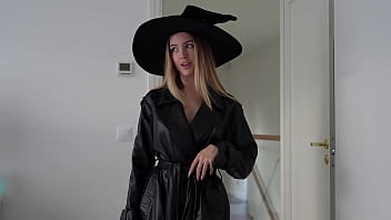 Eine Hexe bekam auf einer Halloween-Party einen Creampie in die Muschi