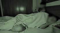 Ночная камера Сводная сестра мастурбирует на сводного брата, дрочащего рядом с ней