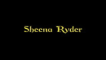 Garota safada se masturbando Sheena Ryder chupa pau através de um Gloryhole