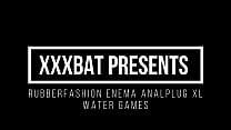 xxxbat-Herrin spielt mit Rubberfashion-Einlaufplug und ihrem Sklaven