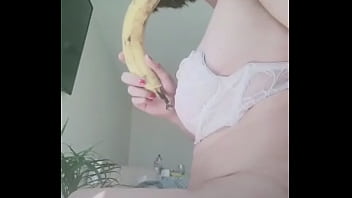 A Coni le encanta la banana