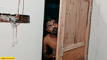 ¡Indian Village Bhabhi follada por un ladrón a medianoche! sexo real