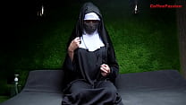 puta vestida de freira no Halloween ensina a foder forte com pau enorme