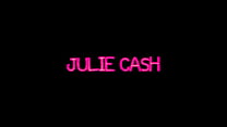 Loira curvilínea com peitos grandes Julie Cash em maminha ao ar livre fodendo sexo punheta