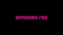 La brune Savannah Fox se fait crémer dans sa chatte humide et éjacule