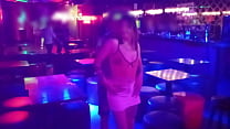Mein Cuckold-Ehemann filmt, wie ich einen Fremden in einer Bar masturbiere