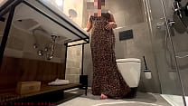 Kurvige Studentin im sexy Leo-Kleid im Badezimmer gefickt, Projektfinanzierer