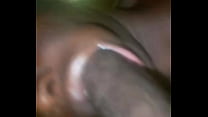 Une jeune femme africaine avec de belles grosses lèvres donne la tête à Sloppy