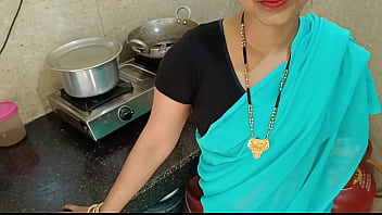 La casalinga appena sposata chiacchierava con il marito e si faceva scopare con il fratellastro in cucina a pecorina con audio hindi sporco