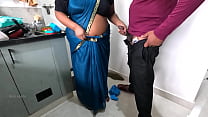 La femme de ménage tamoule Sridevi branle la bite du propriétaire