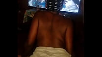 Madrasta africana fode enteado enquanto assiste TV