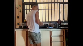 Junger Kerl kommt mit Bestrafung von der Schule nach Hause, wäscht das Geschirr und genießt es sehr