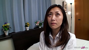 Belle-mère japonaise mature séduit pour baiser et creampie dans un porno JAV non censuré