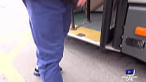 Eine Studentin wird in einem Bus vor Voyeuren gefickt!