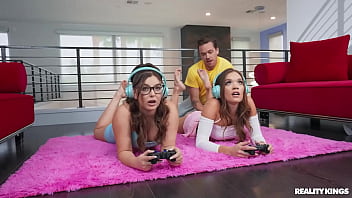Chicas gamer compiten por una polla / Reality Kings / descarga completa desde rkfull.com/sta