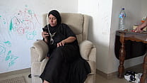 La abuela árabe deja que la joven hijastro se masturbe y se corra en su hijab