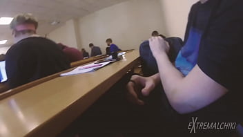 Ragazzo che si masturba durante le lezioni