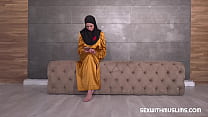 Heißes Babe im Hijab wurde beim Anschauen von Pornos erwischt