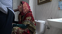 Una esposa musulmana turca cachonda se reúne con un inmigrante negro en un baño público