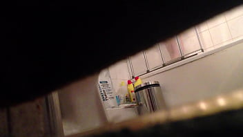 Espionando minhas companheiras de apartamento lindos genitais no chuveiro embaixo de uma rachadura de porta